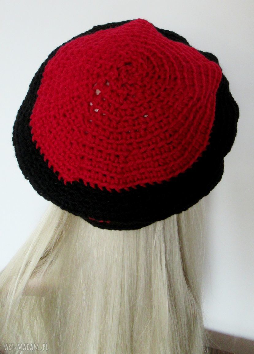 Zimowy beret w paski czerwono-czarny z kwiatkiem