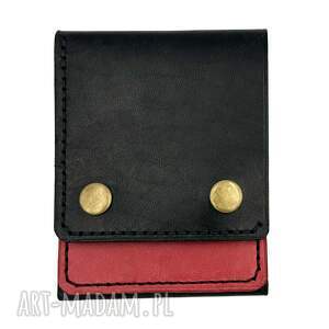czarno-czerwony portfel skórzany na karty i banknoty