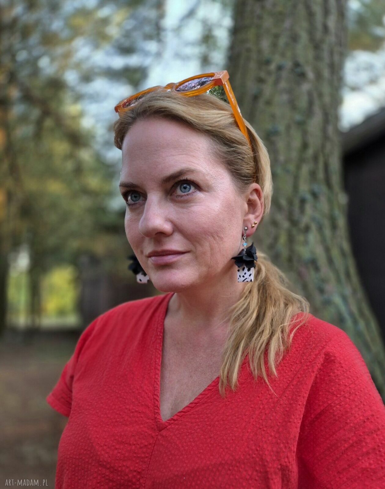 Czarno-białe klipsy z lekkimi kwiatami - boho i etno w autorskim wydaniu