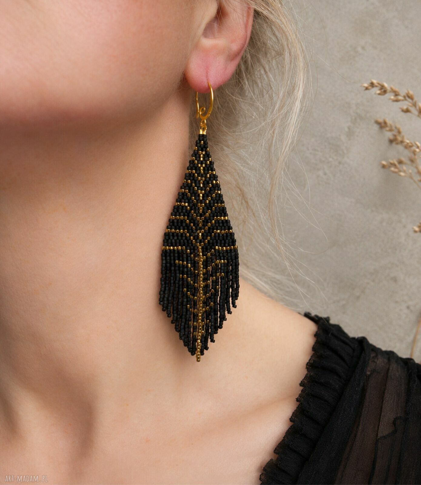 Czarno-złote kolczyki z frędzlami - elegancka biżuteria handmade