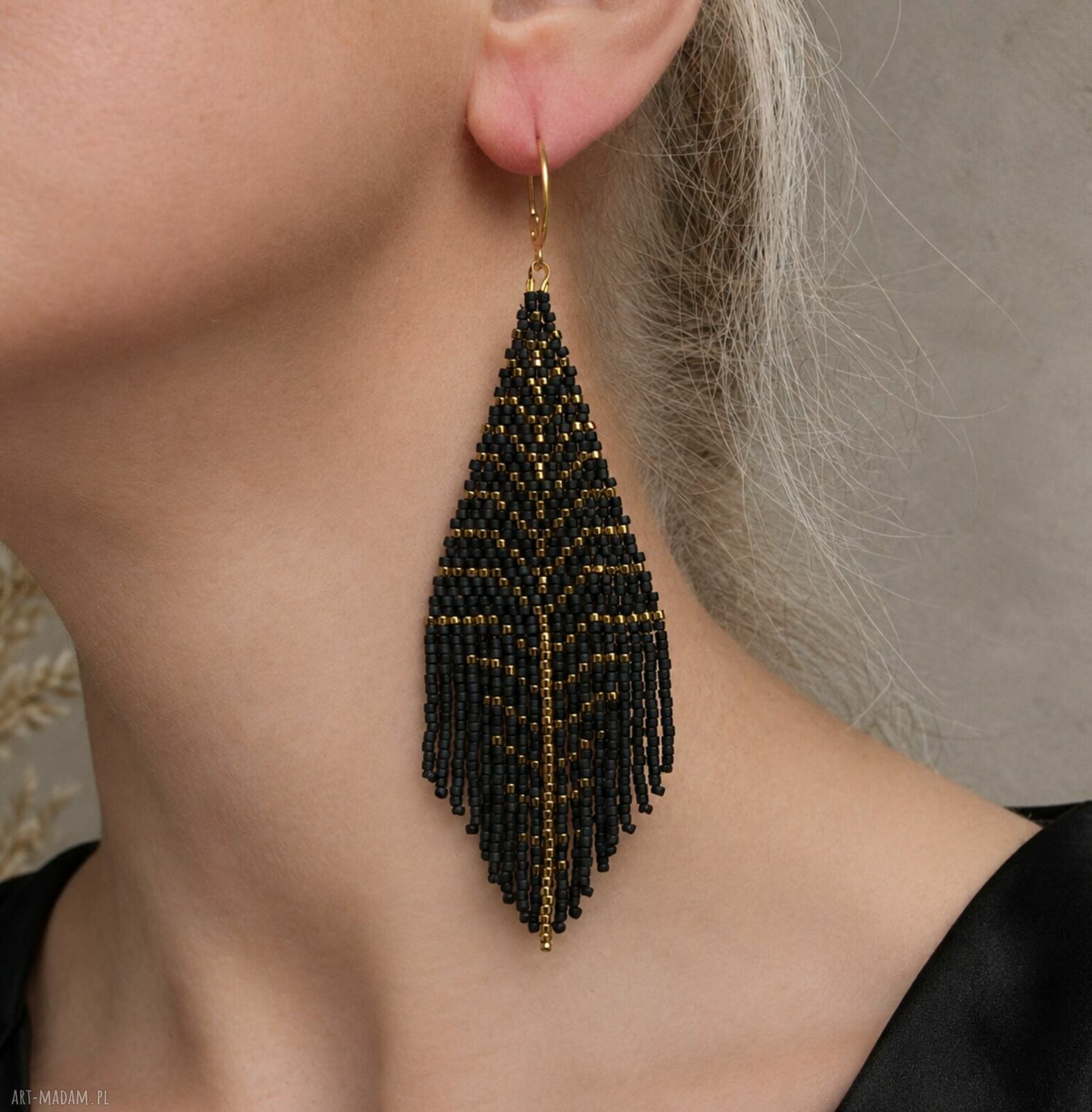 Czarno-złote kolczyki z frędzlami - elegancka biżuteria handmade