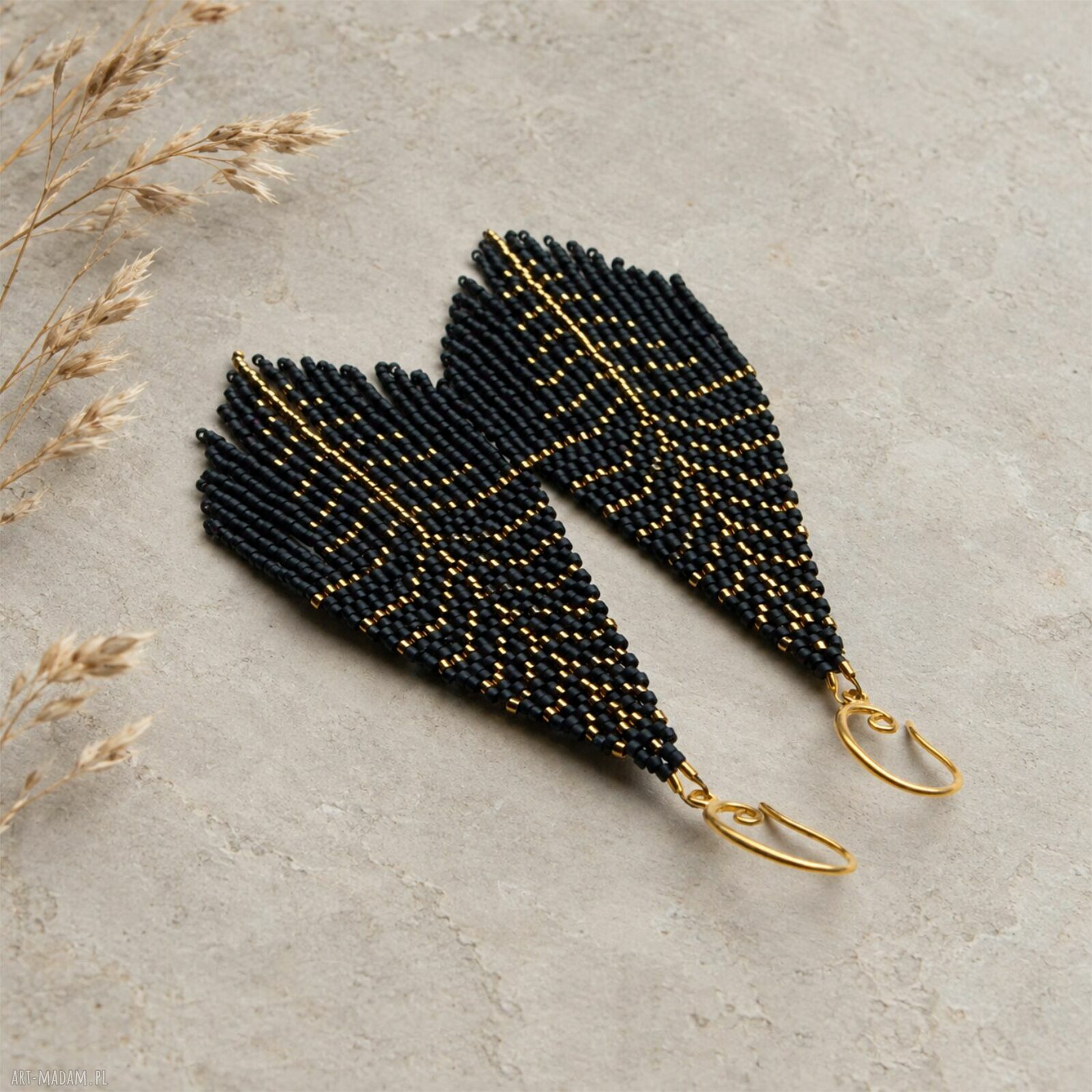 Czarno-złote kolczyki z frędzlami - elegancka biżuteria handmade