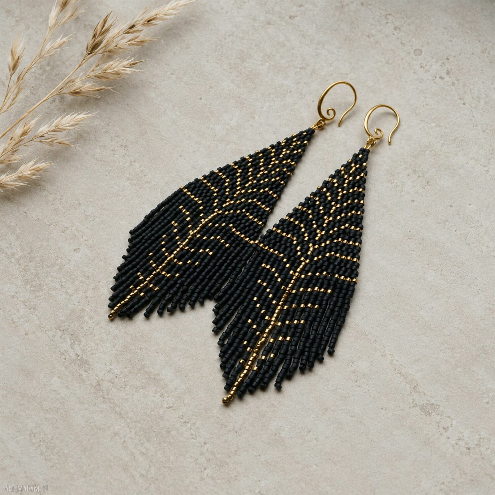 Czarno-złote kolczyki z frędzlami - elegancka biżuteria handmade