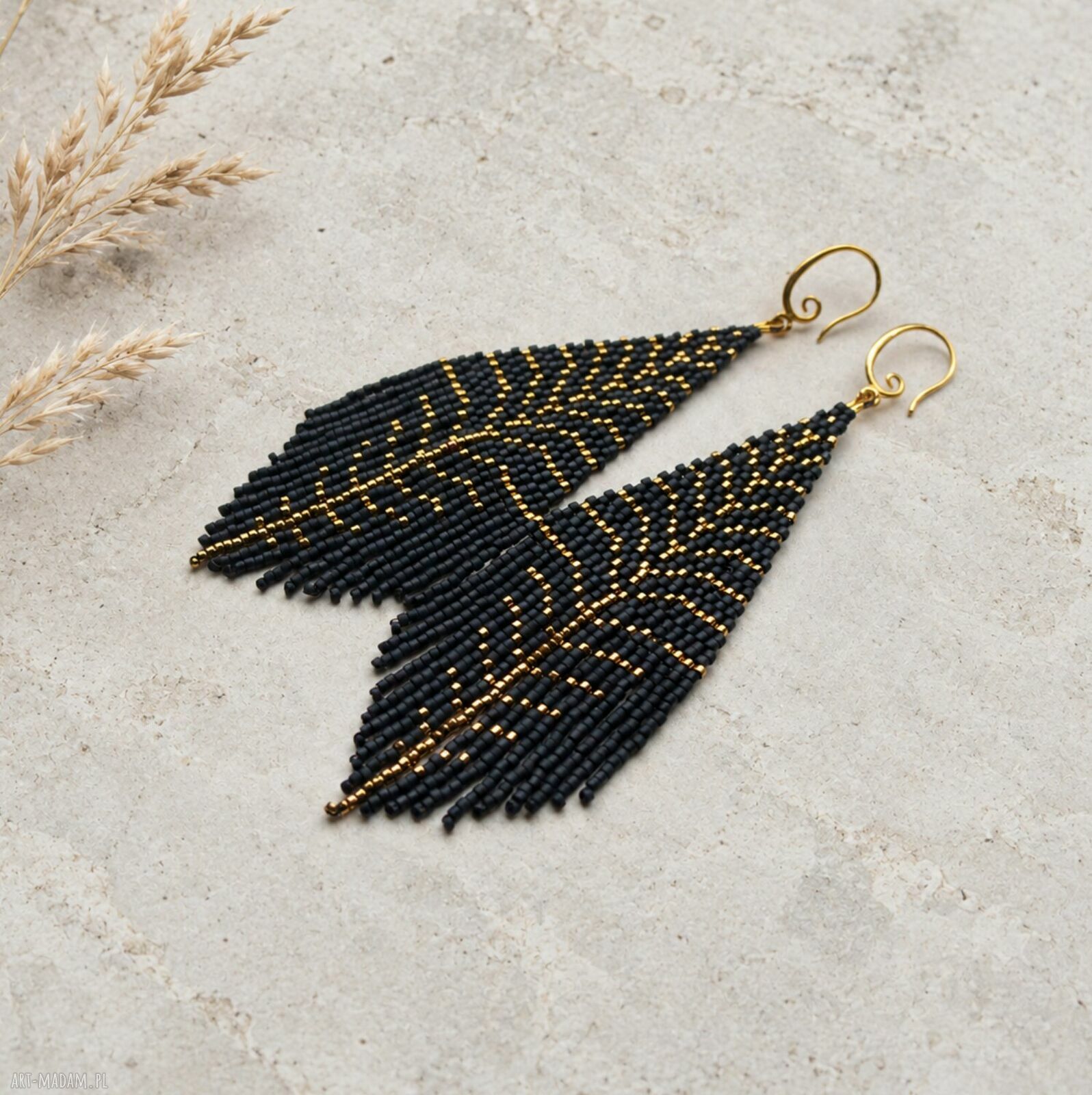 Czarno-złote kolczyki z frędzlami - elegancka biżuteria handmade