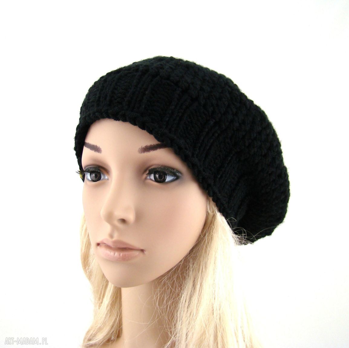 czarny beret
