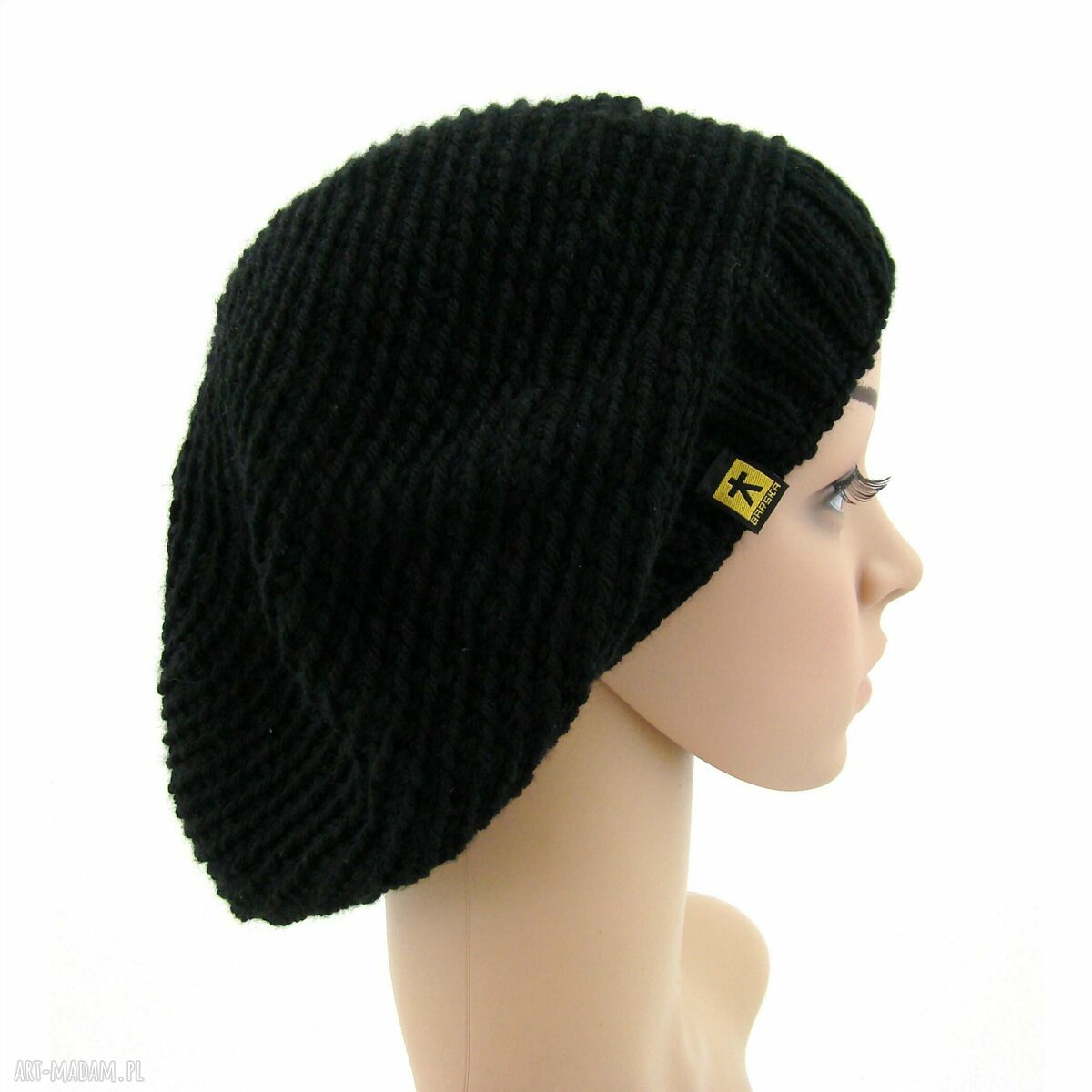 czarny beret