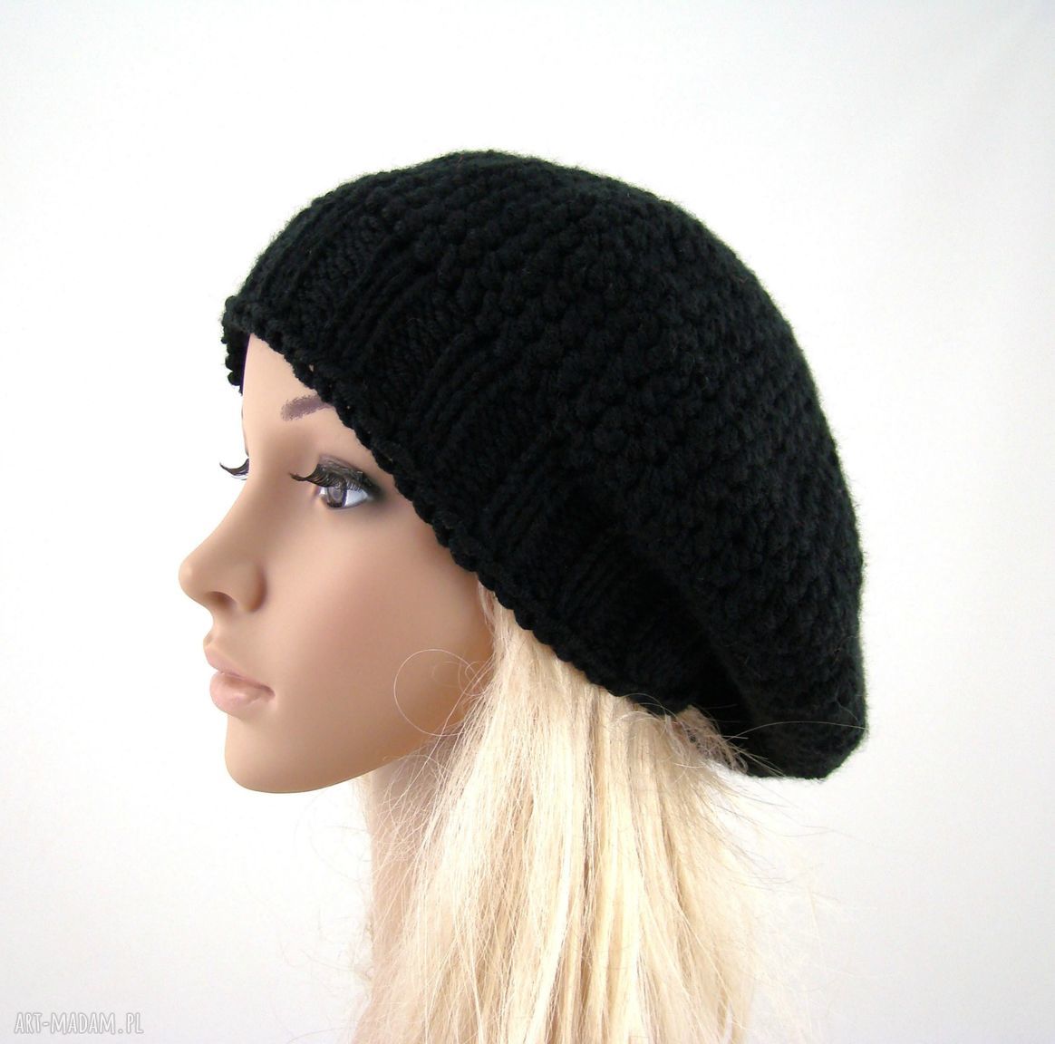czarny beret