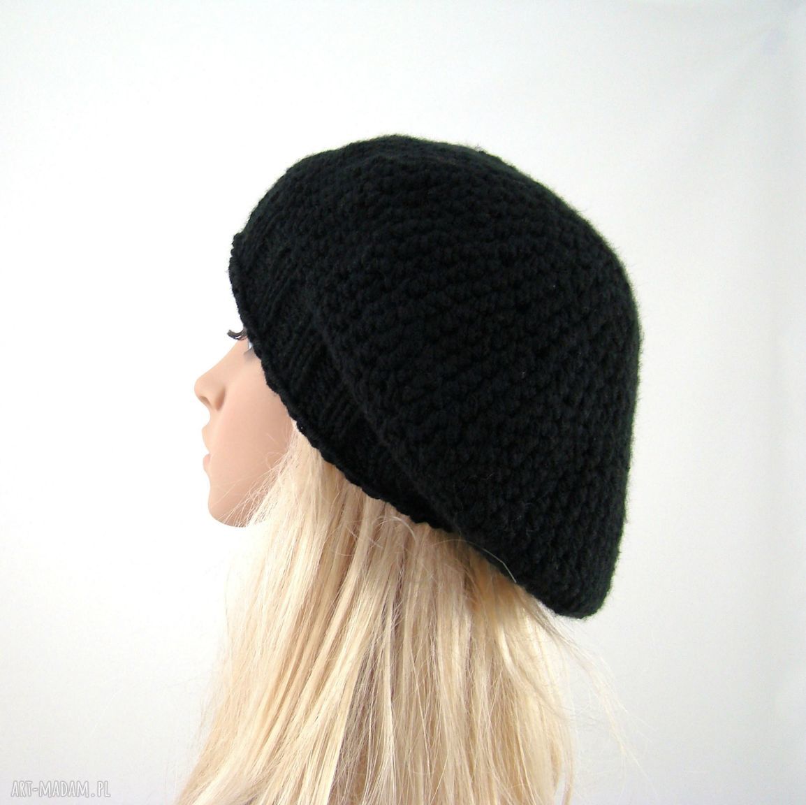 czarny beret