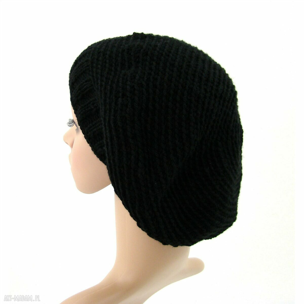 czarny beret
