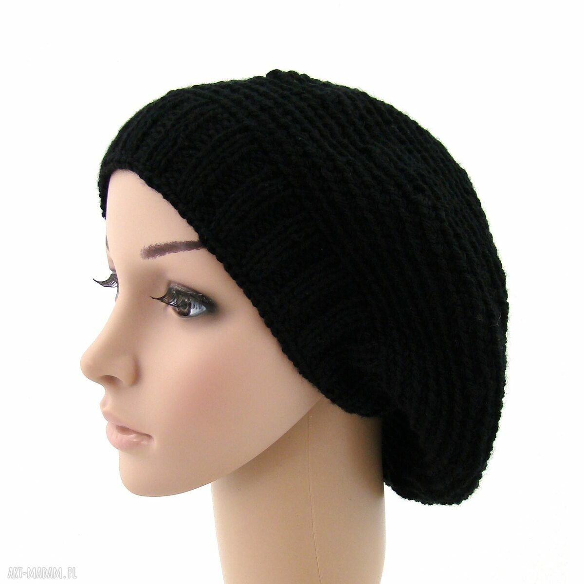 czarny beret