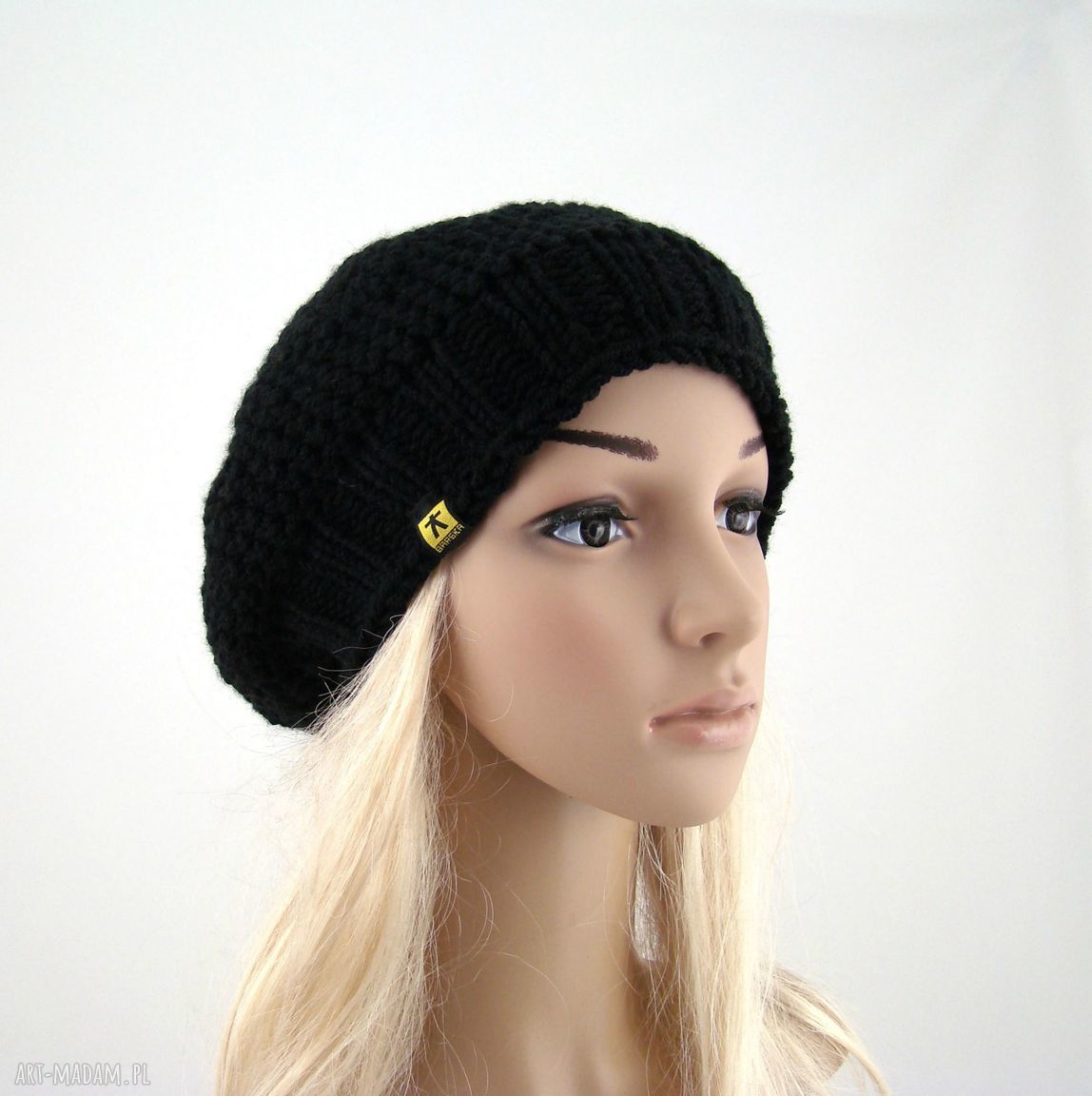 czarny beret