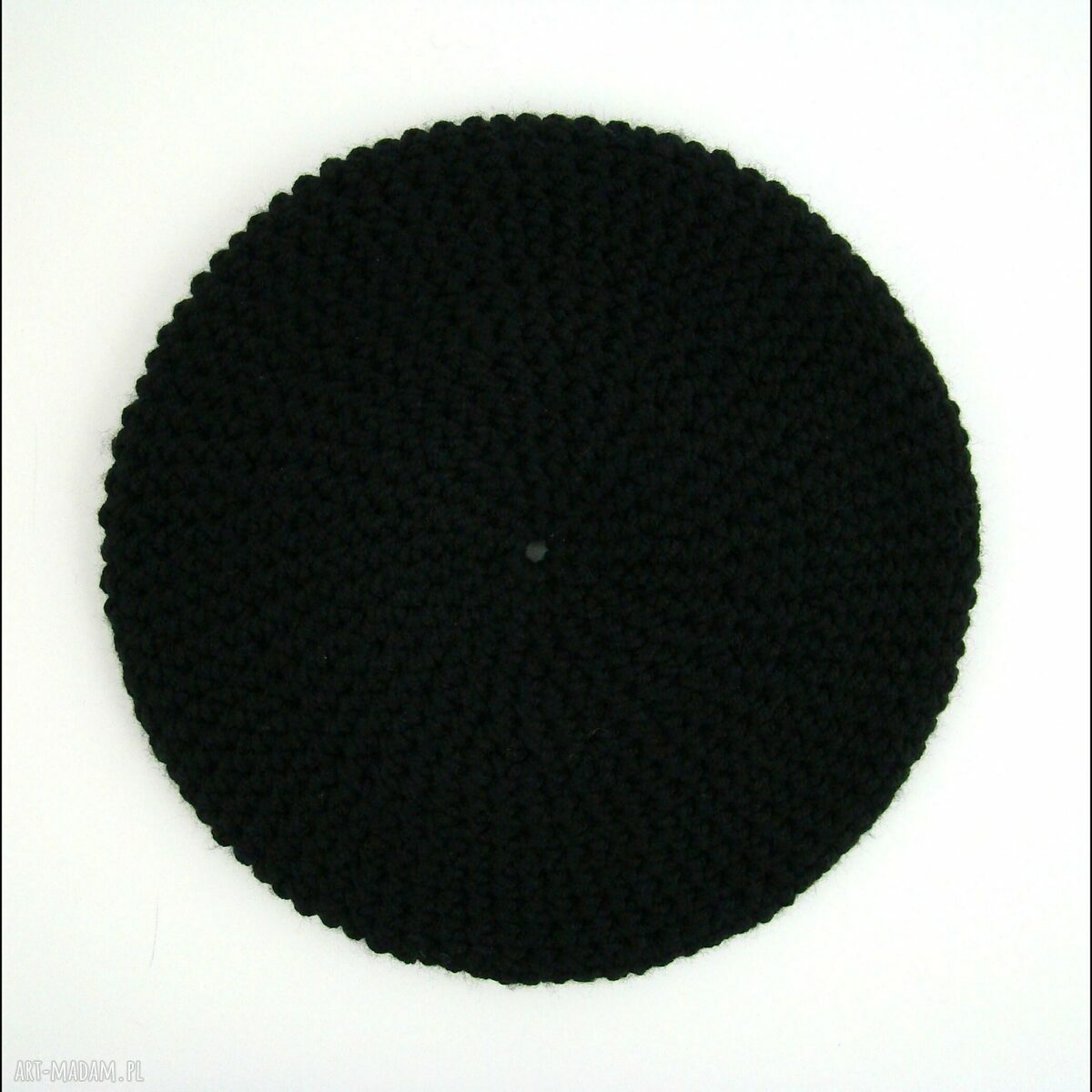 czarny beret