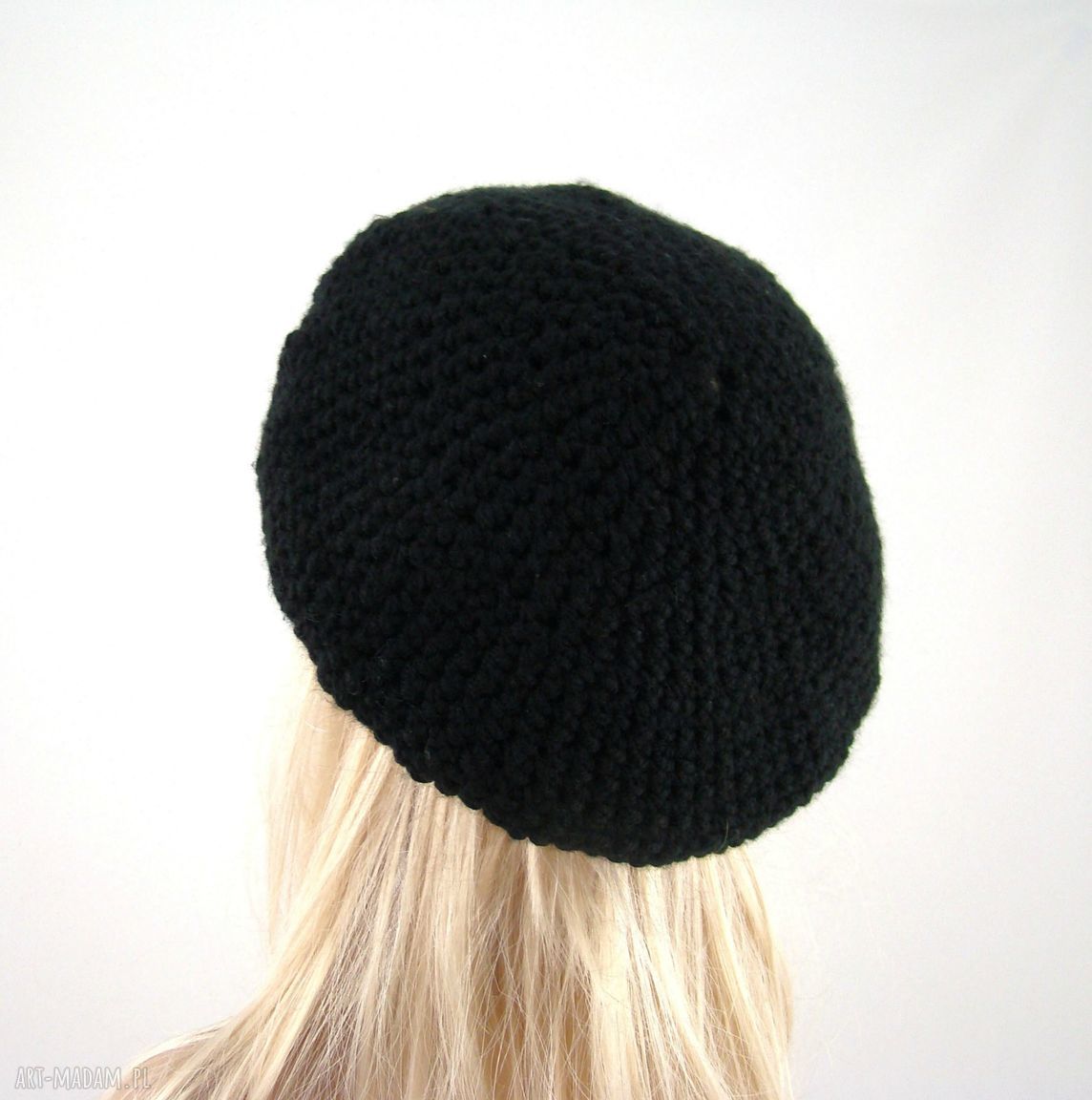 czarny beret