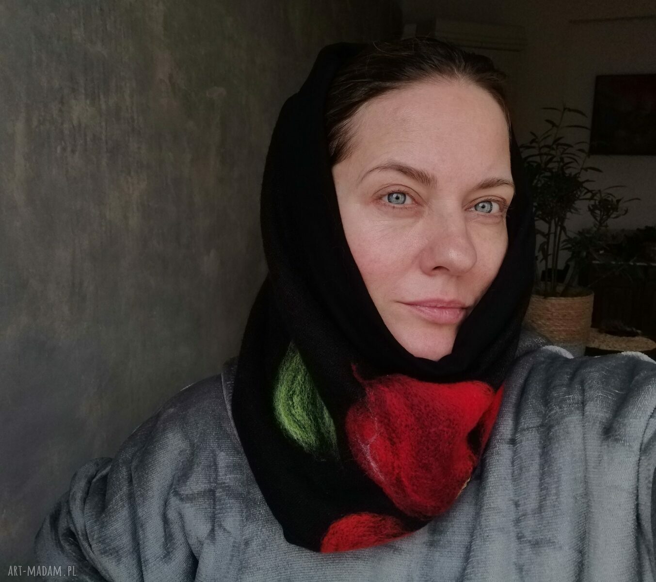Czarny komin wełniany na podszewce, wciągany przez głowę box