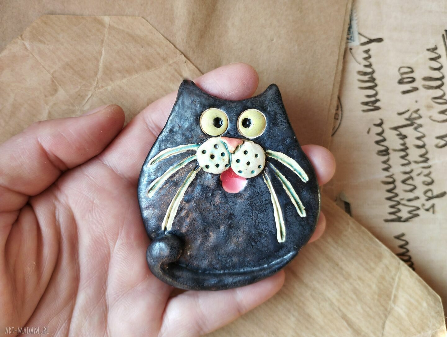 Czarny kotek z ogonkiem - ceramiczna broszka handmade