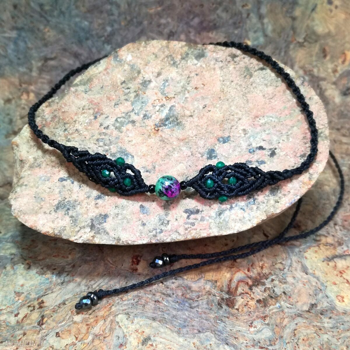 Czarny Las - regulowany choker z szmaragdem, zoisytem z rubinem i hematytem w mikromakramie