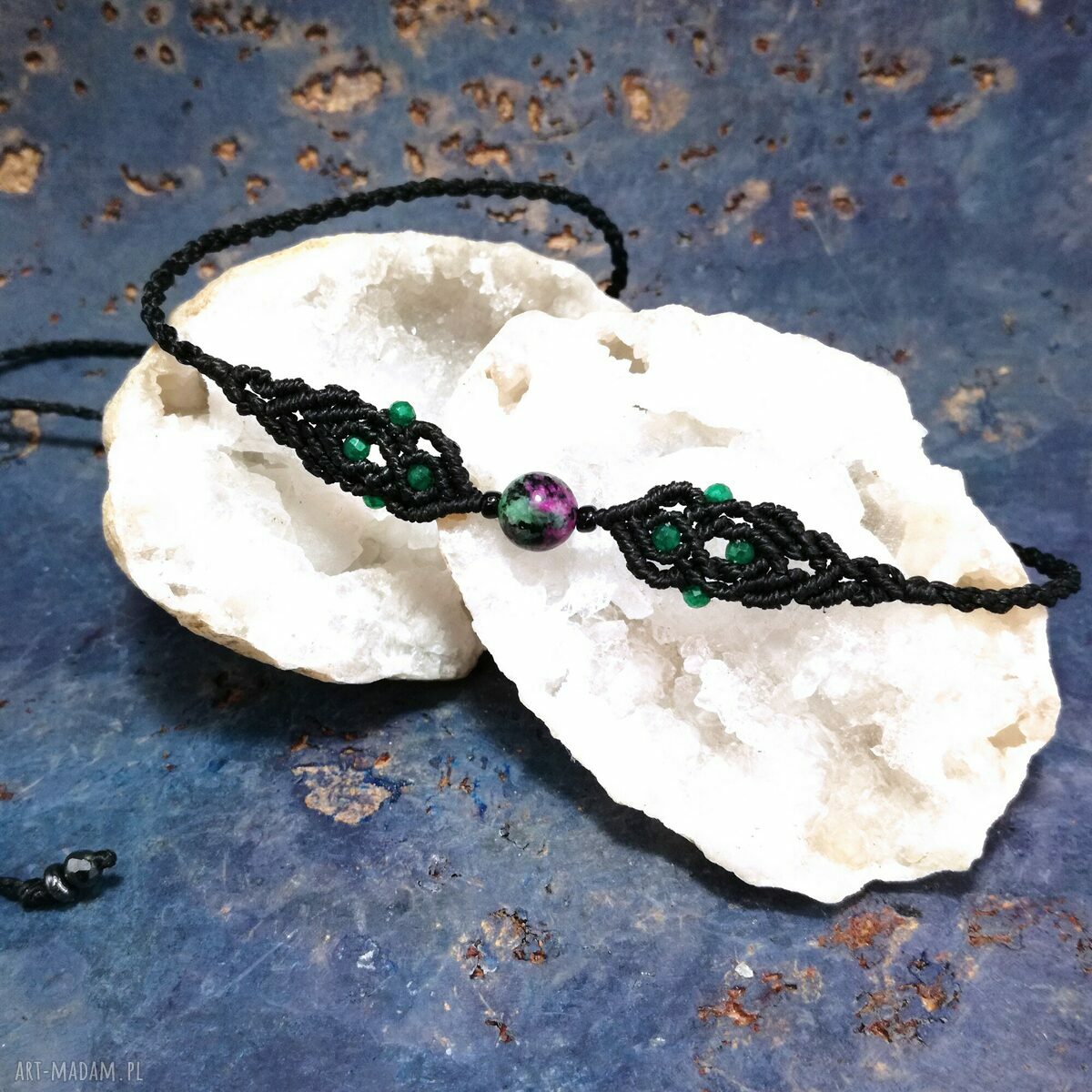 Czarny Las - regulowany choker z szmaragdem, zoisytem z rubinem i hematytem w mikromakramie