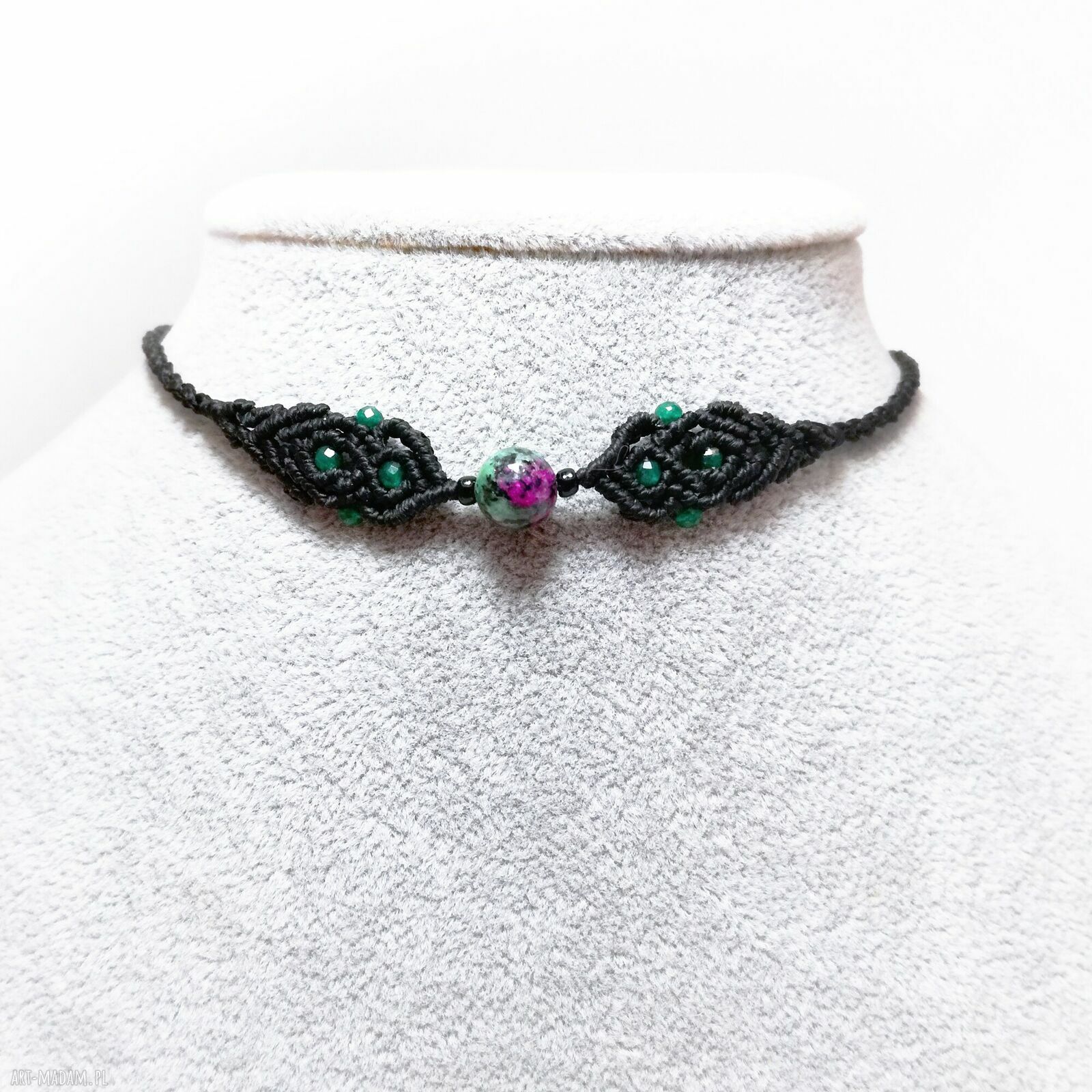 Czarny Las - regulowany choker z szmaragdem, zoisytem z rubinem i hematytem w mikromakramie