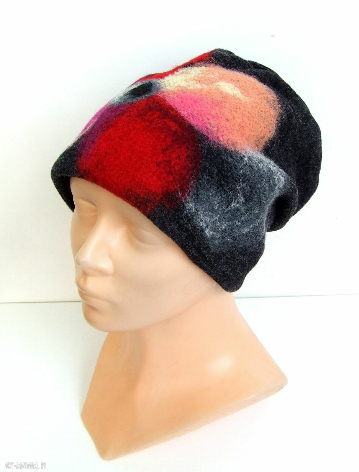 Czarna czapka damska handmade z filcowanymi kwiatami