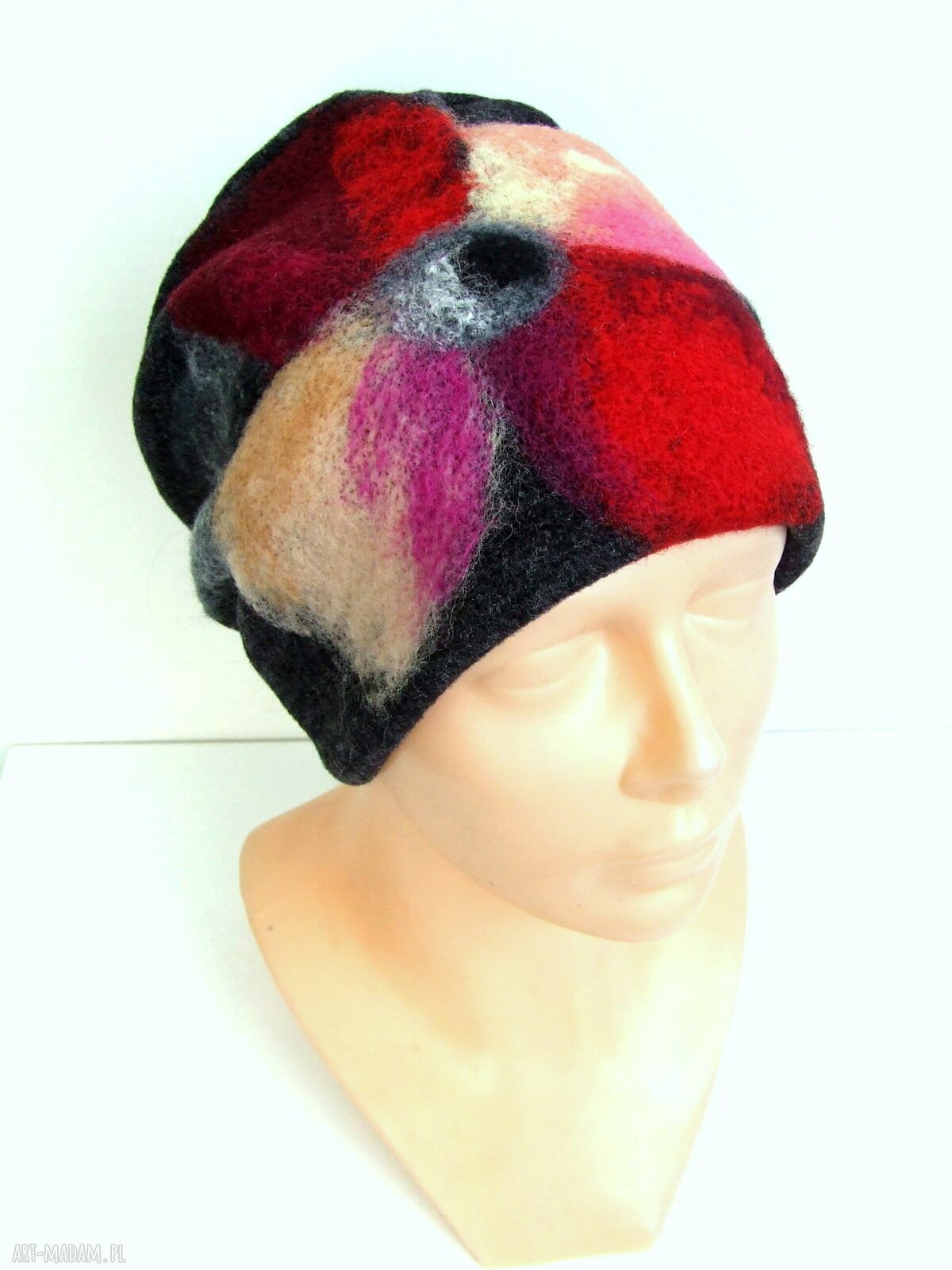Czarna czapka damska handmade z filcowanymi kwiatami