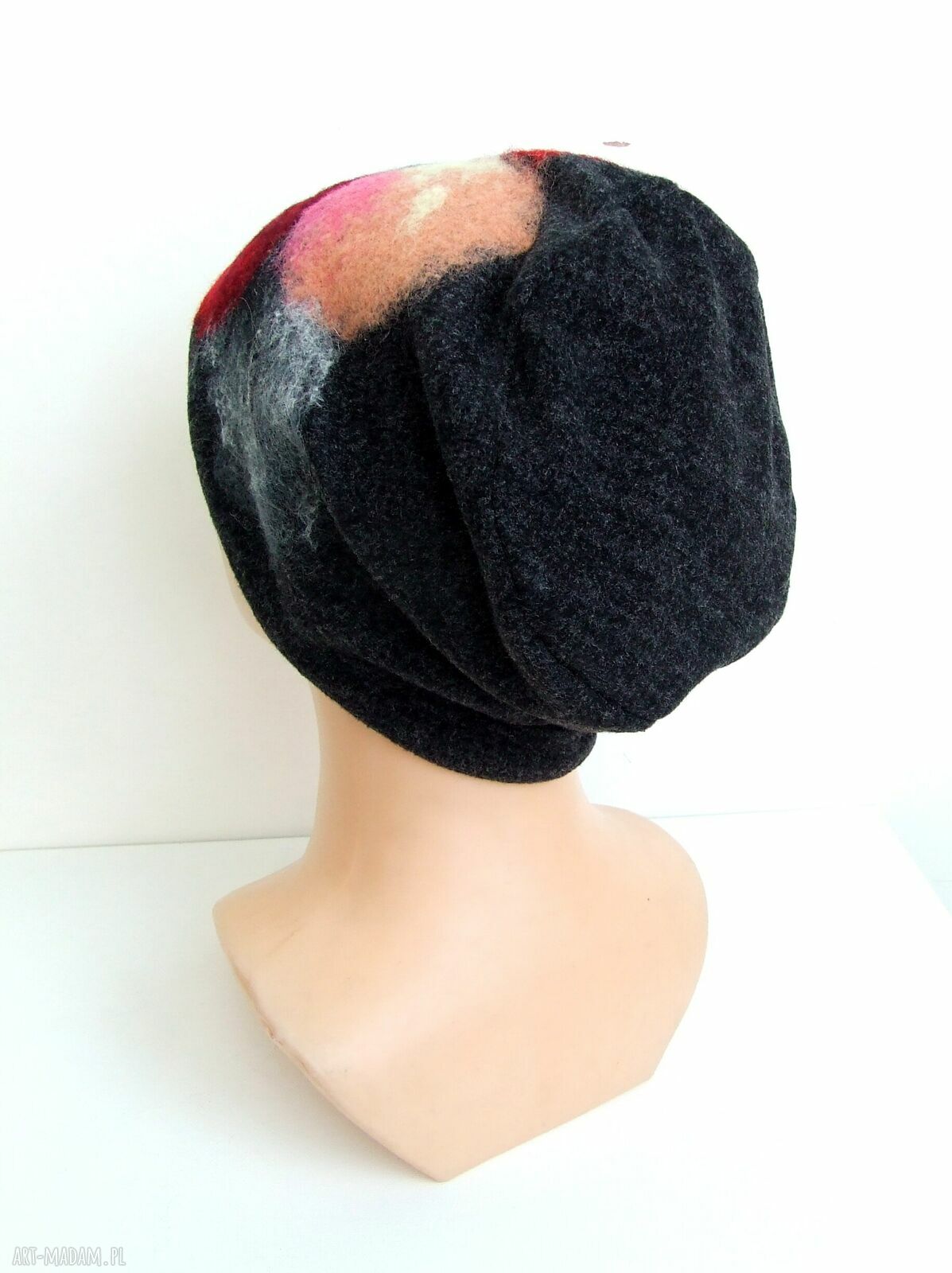 Czarna czapka damska handmade z filcowanymi kwiatami