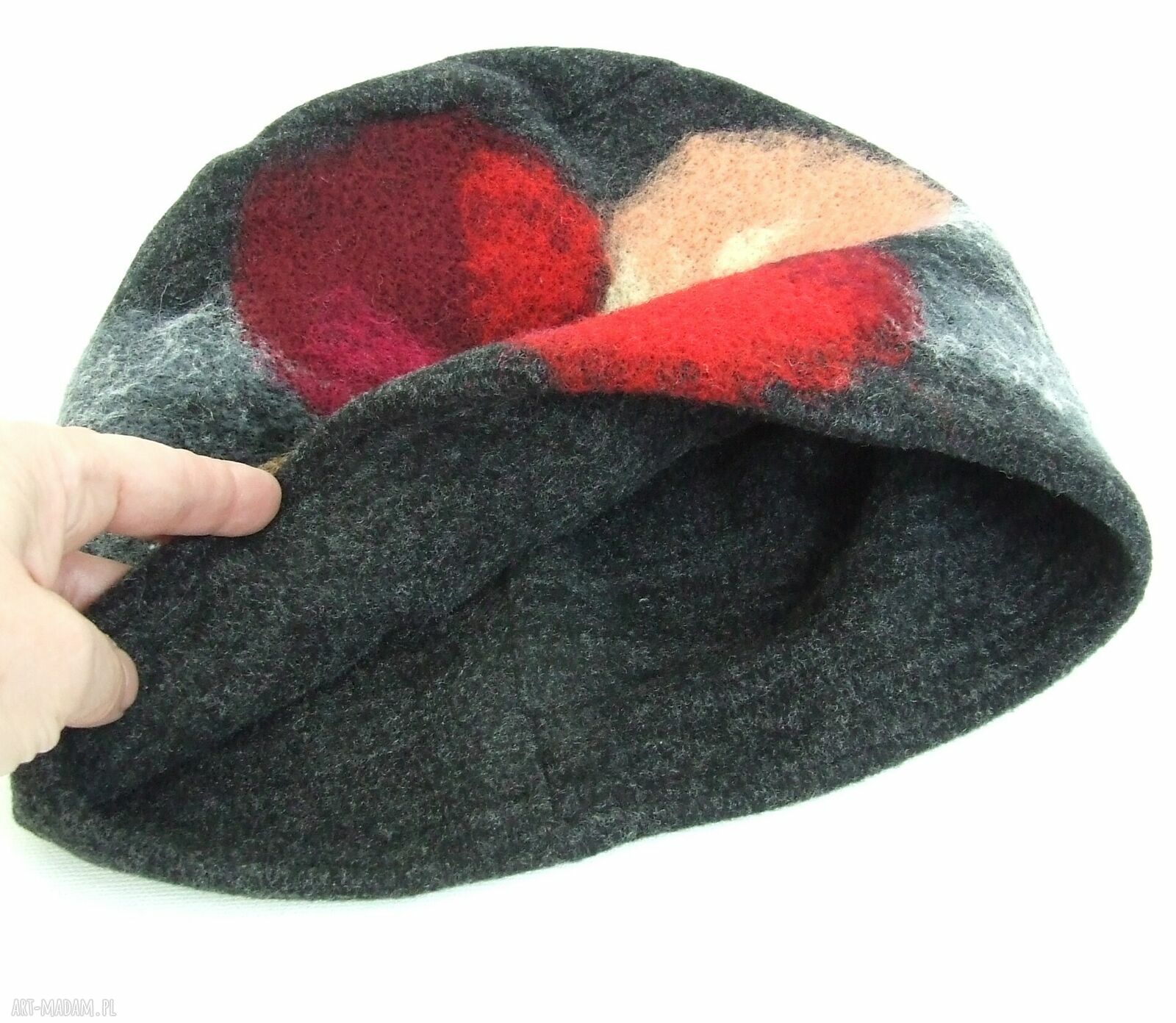 Czarna czapka damska handmade z filcowanymi kwiatami