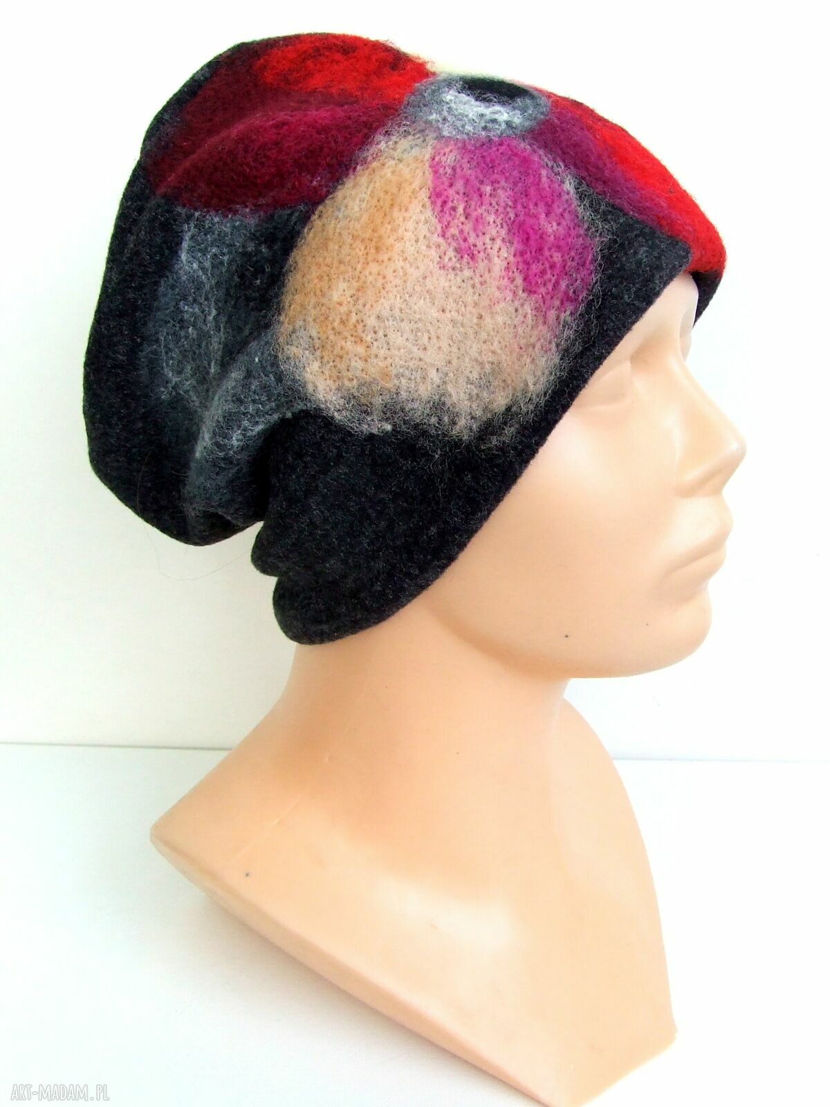 Czarna czapka damska handmade z filcowanymi kwiatami