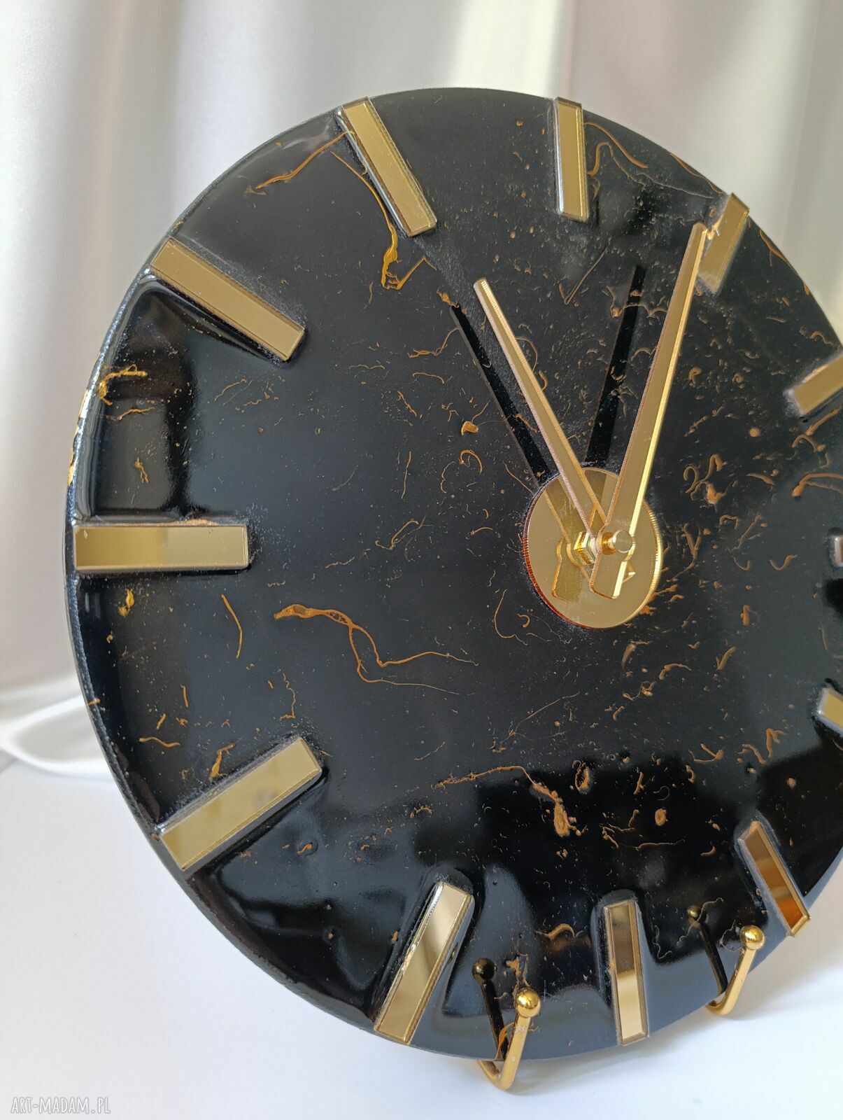 Czarny zegar ścienny 30 cm w stylu glamour z żywicy epoksydowej