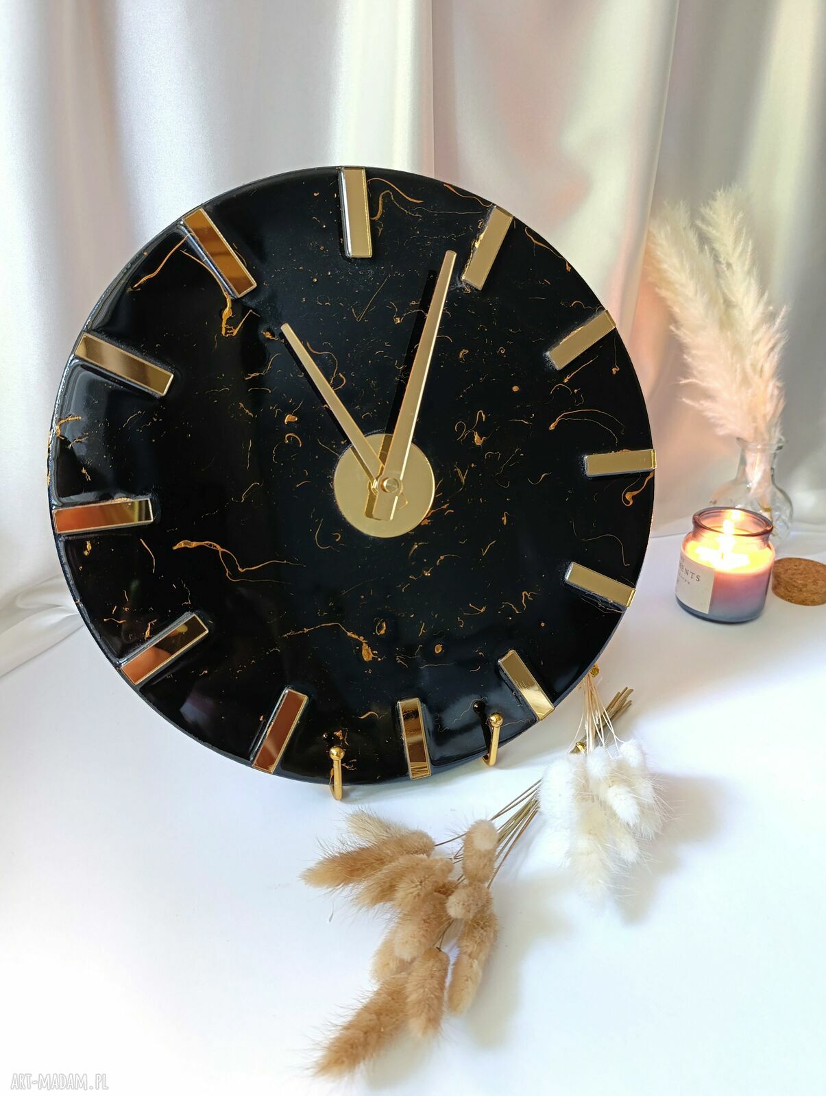 Czarny zegar ścienny 30 cm w stylu glamour z żywicy epoksydowej
