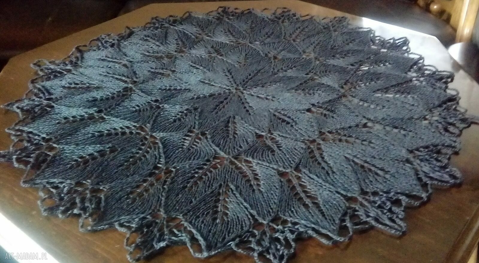 Czarny obrus na drutach - ręcznie robiona koronka z efektem 3D (śr. 80 cm)