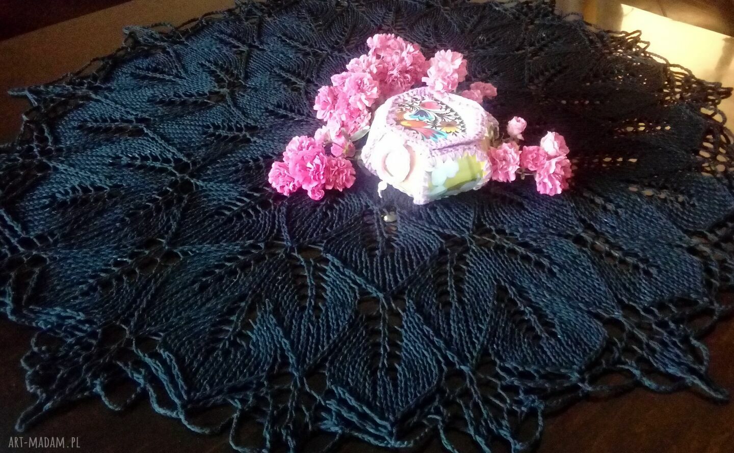 Czarny obrus na drutach - ręcznie robiona koronka z efektem 3D (śr. 80 cm)