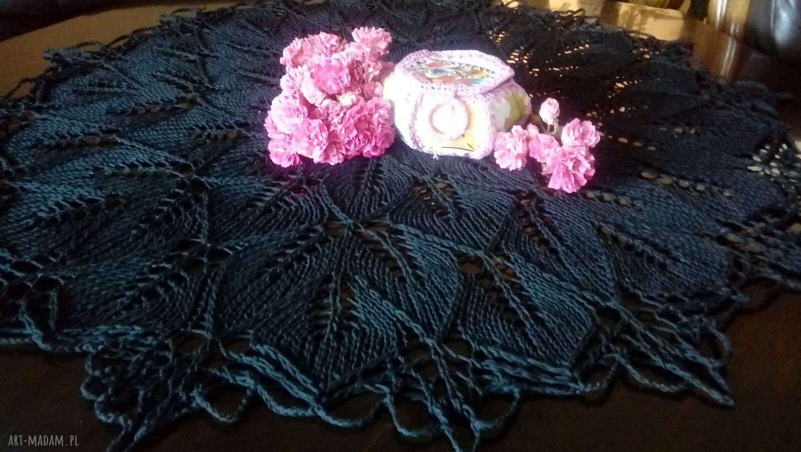 Czarny obrus na drutach - ręcznie robiona koronka z efektem 3D (śr. 80 cm)