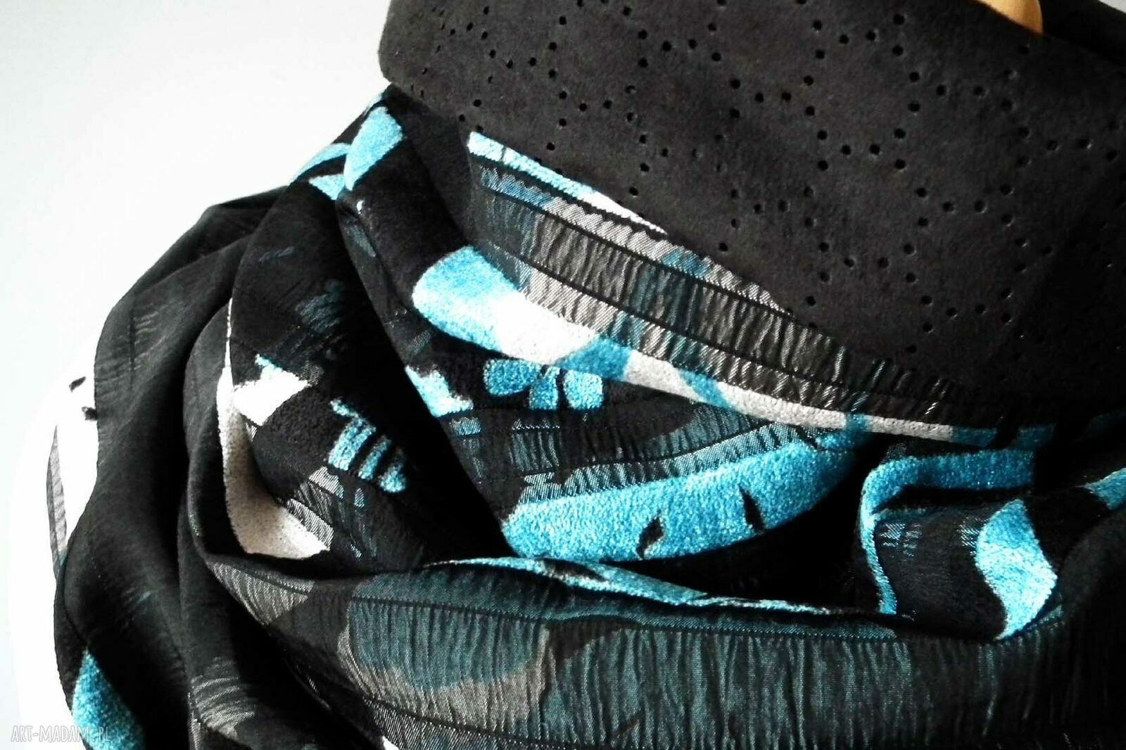 Czarny Ocean - zapinany komin-szal handmade