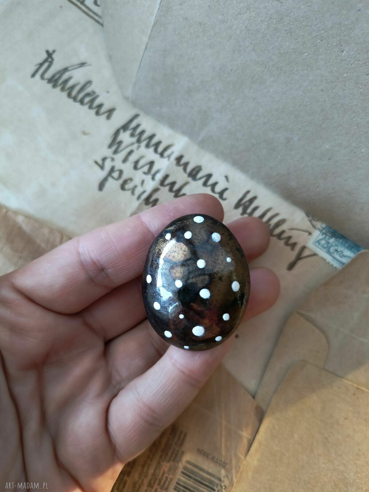 Czarny owal w białe kropeczki - ceramiczny pierścionek regulowany
