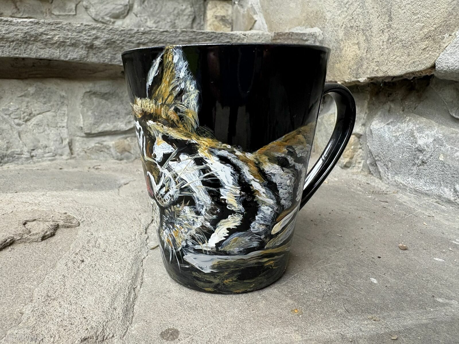Czarny porcelanowy kubek ręcznie malowany - Śpiący Tygrys