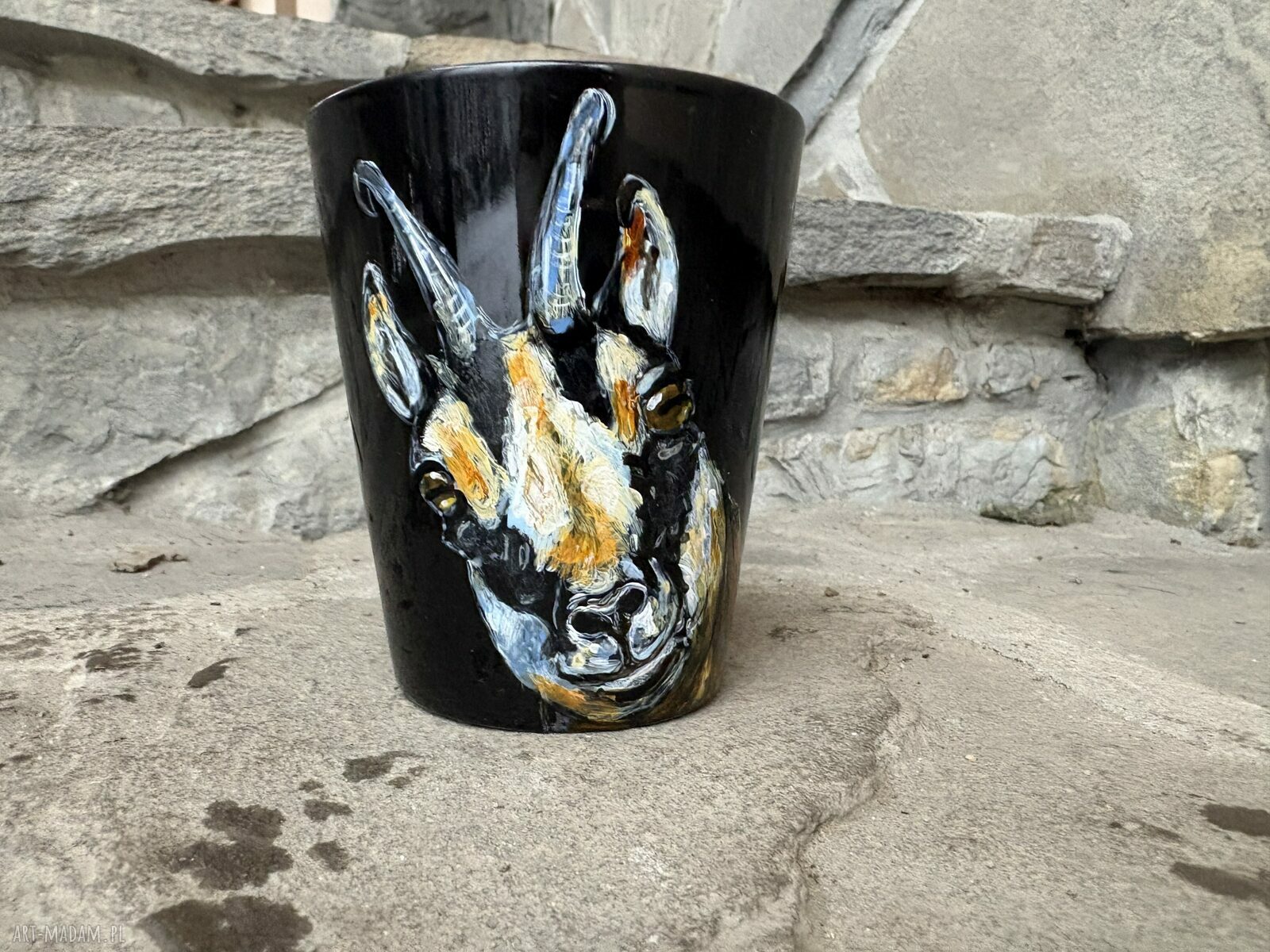 Czarny porcelanowy kubek ręcznie malowany Kozica - 330 ml
