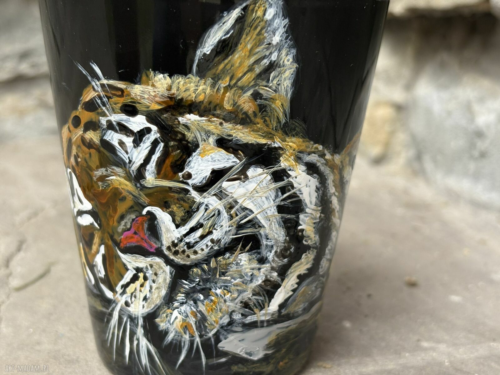 Czarny porcelanowy kubek ręcznie malowany - Śpiący Tygrys