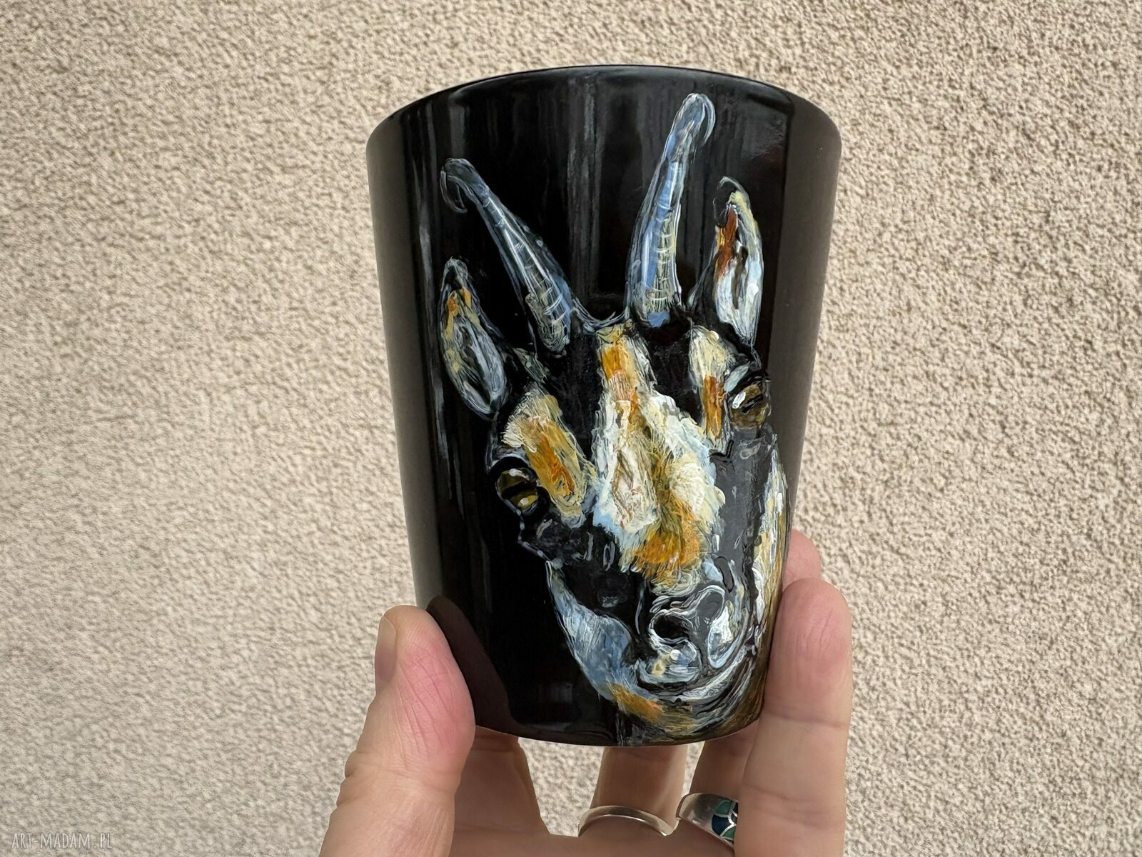 Czarny porcelanowy kubek ręcznie malowany Kozica - 330 ml