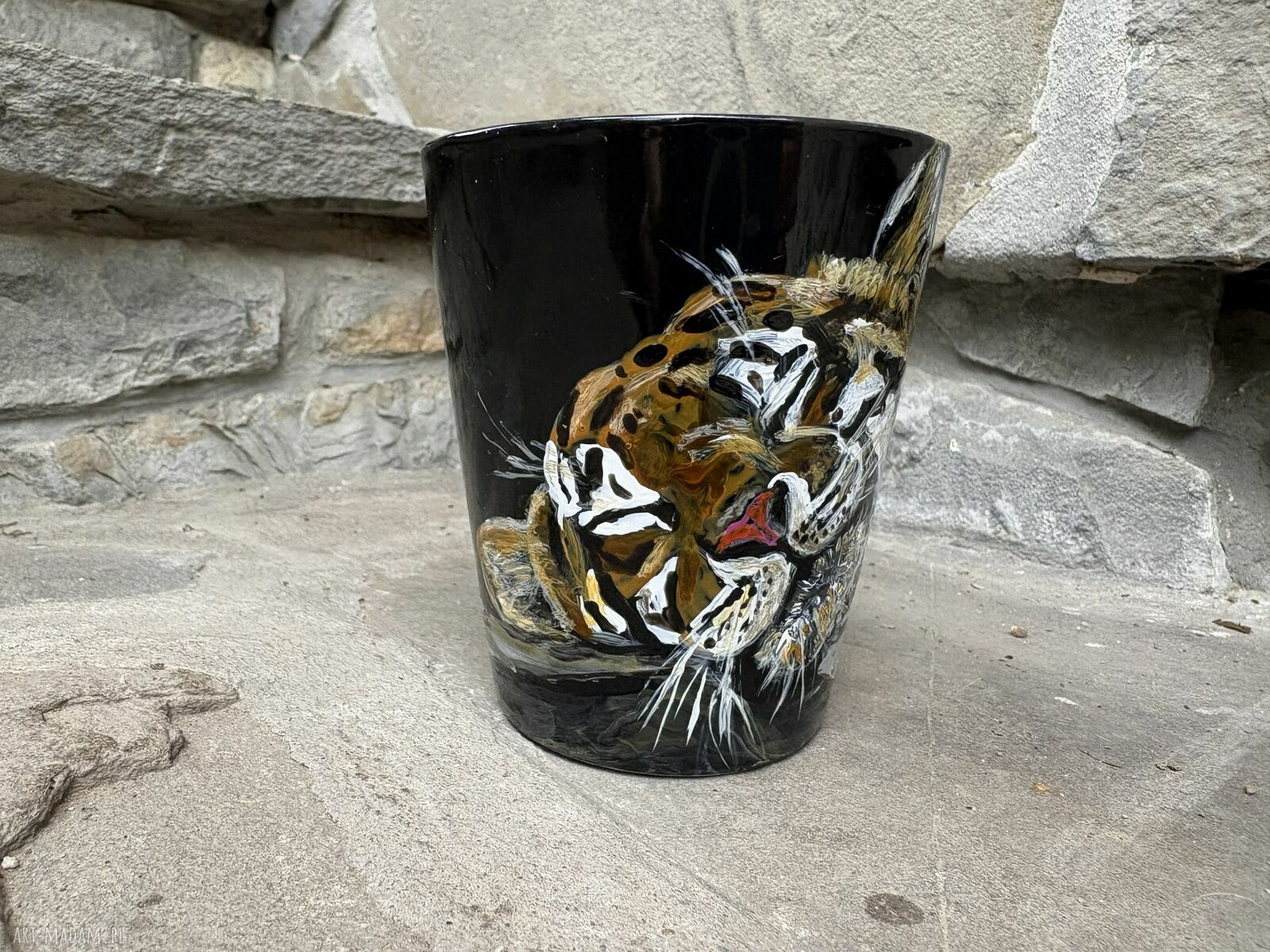 Czarny porcelanowy kubek ręcznie malowany - Śpiący Tygrys