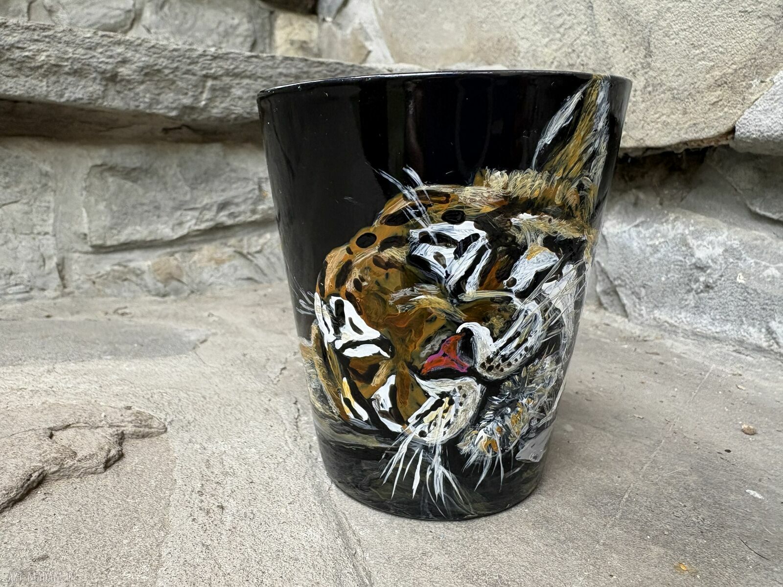 Czarny porcelanowy kubek ręcznie malowany - Śpiący Tygrys