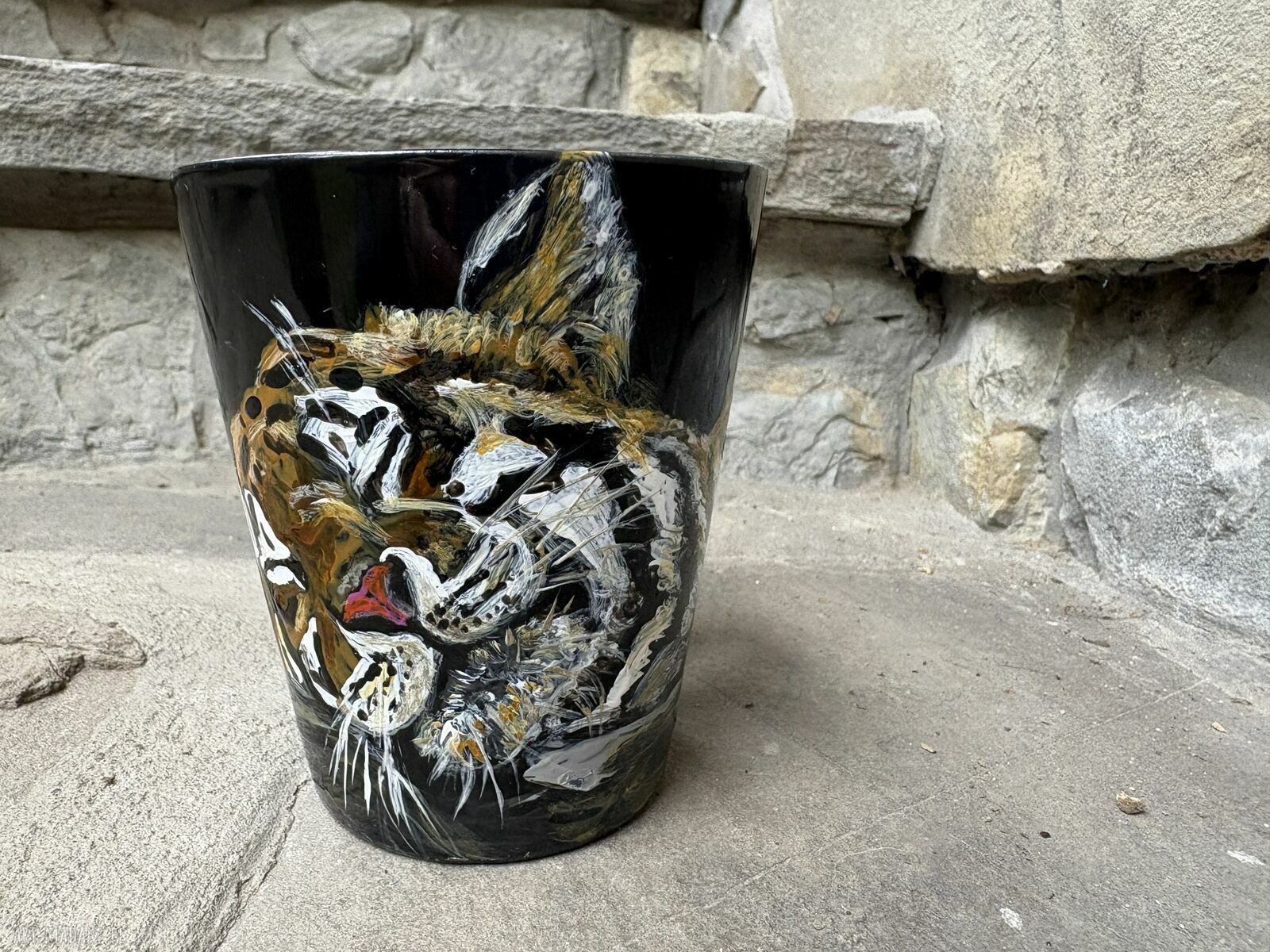 Czarny porcelanowy kubek ręcznie malowany - Śpiący Tygrys