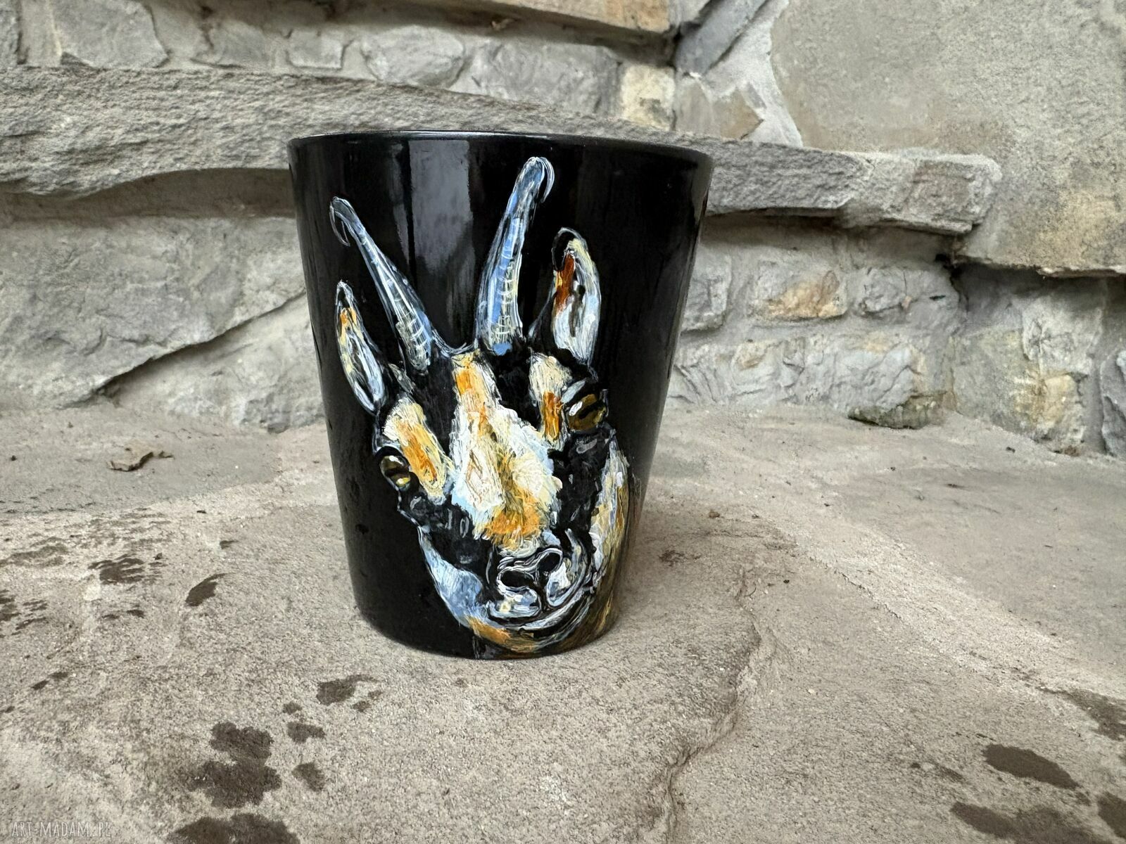 Czarny porcelanowy kubek ręcznie malowany Kozica - 330 ml