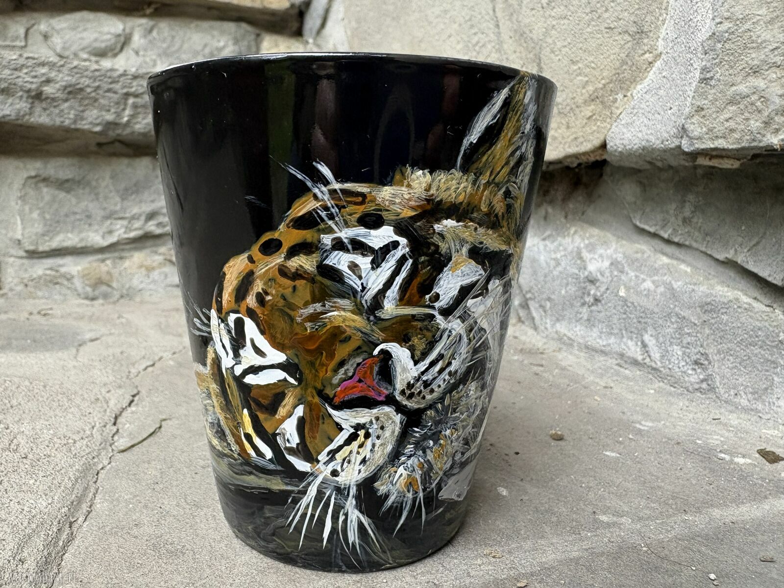 Czarny porcelanowy kubek ręcznie malowany - Śpiący Tygrys