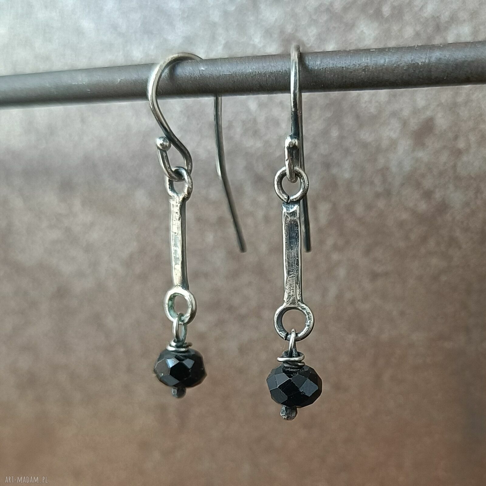 Czarny spinel. Wiszące srebrne kolczyki