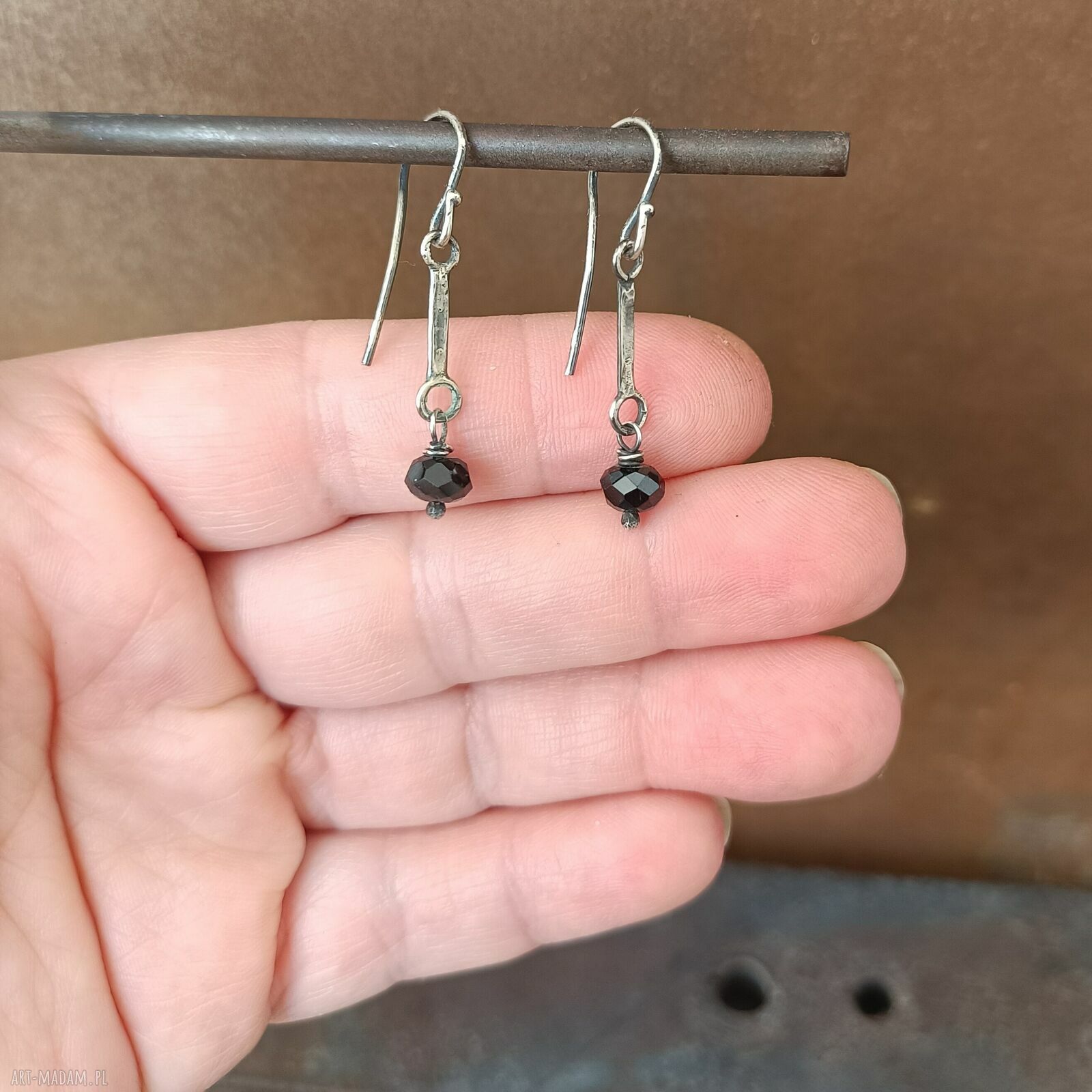Czarny spinel. Wiszące srebrne kolczyki