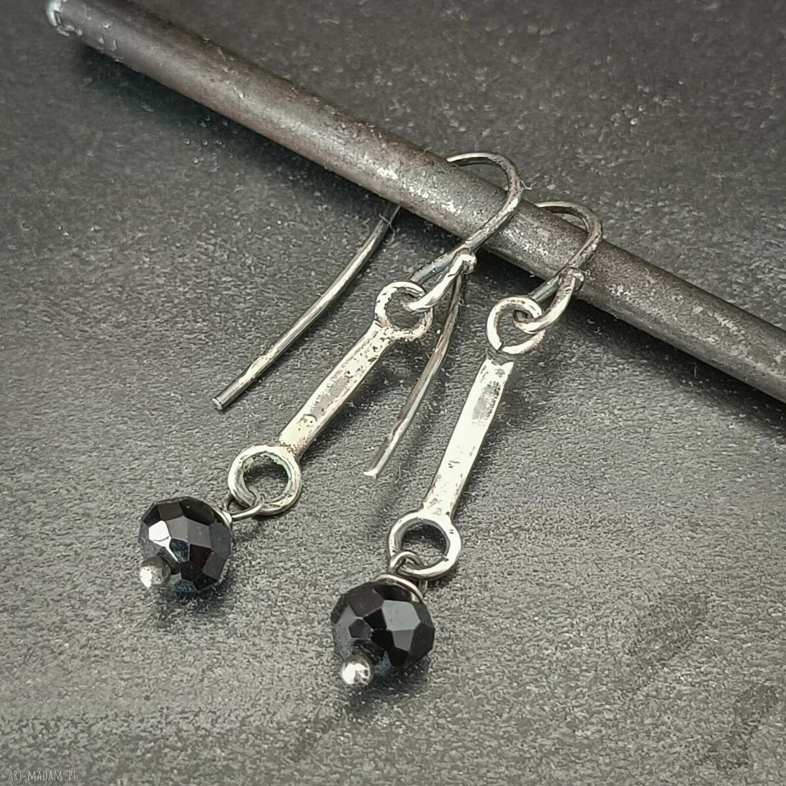 Czarny spinel. Wiszące srebrne kolczyki