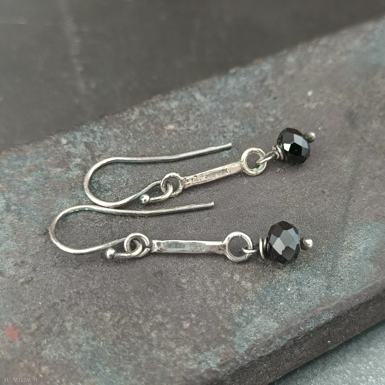 Czarny spinel. Wiszące srebrne kolczyki