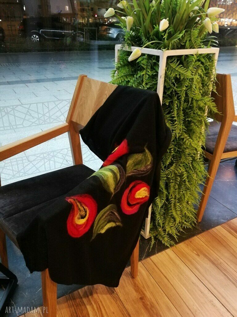 Czarny szal zimowy z wełny merynosów - długi komin handmade