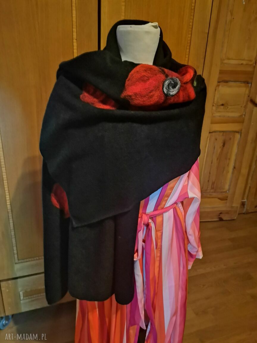 Czarny szal damski boho z wełny merynosów - ciepły długi komin w kwiaty, handmade