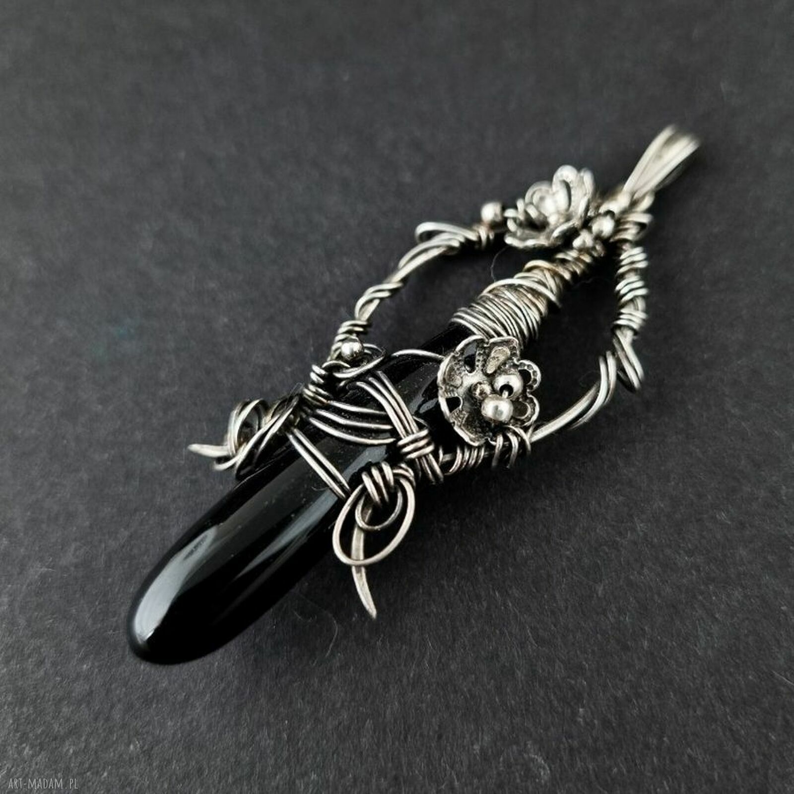 Czarny sztylet - srebrny wisior z onyksu w technice wire-wrapping